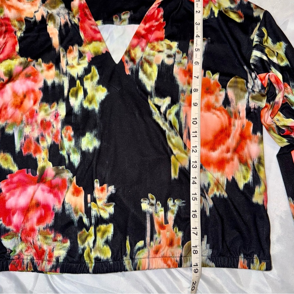 Steve Madden Women’s Black Red Green Floral Roses L/S Shirt‎ Blouse Stretchy - Picture 10 of 10